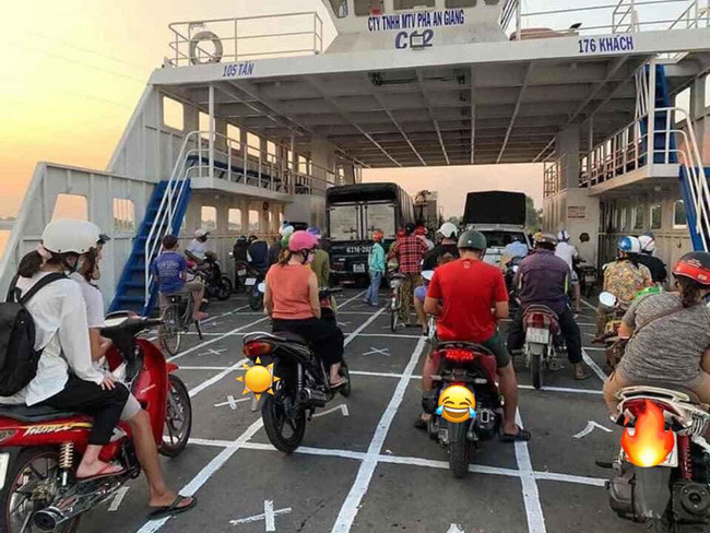 Có thể thấy, tổng thể mặt sàn của chiếc phà đã được chia thành từng ô nhỏ và đánh ký hiệu. Với những chỗ có dấu tích tức là được đứng còn cô có dấu nhân thì sẽ không đứng. Như vậy, bằng cách nhận diện này, người dân sẽ đảm bảo khoảng cách khi đứng cạnh nhau một cách chính xác.