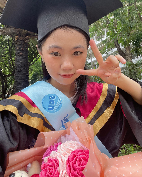 Thảo Da Ua đã đăng tải loạt ảnh tốt nghiệp Đại học Sài Gòn vào hồi tháng 4/2023.