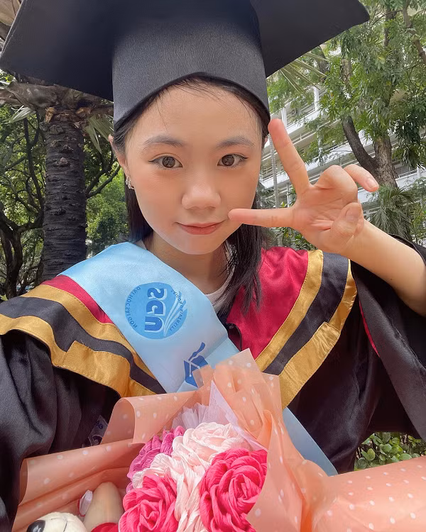 Thảo Da Ua đã đăng tải loạt ảnh tốt nghiệp Đại học Sài Gòn vào hồi tháng 4/2023.