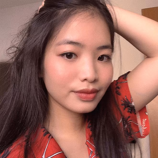 Sinh ra trong một gia đình nghệ thuật, từ nhỏ, Thu Cầm đã bộc lộ khả năng ca hát và đánh đàn cực giỏi.