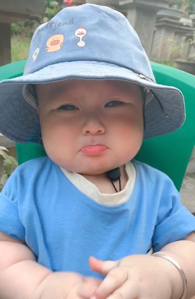 Mới đây, hình ảnh một cậu bé má phính được ‘khoe' trong một group dành cho các bà mẹ bỉm sữa khiến ai cũng 'mê mể mề mê'.