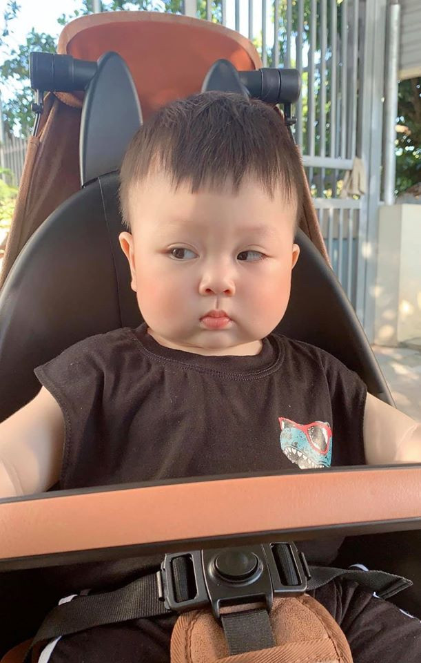 Được biết, cậu bé xuất hiện trên có tên Hà Vũ Nguyên Khôi (10 tháng tuổi, tên thường gọi là Mon).