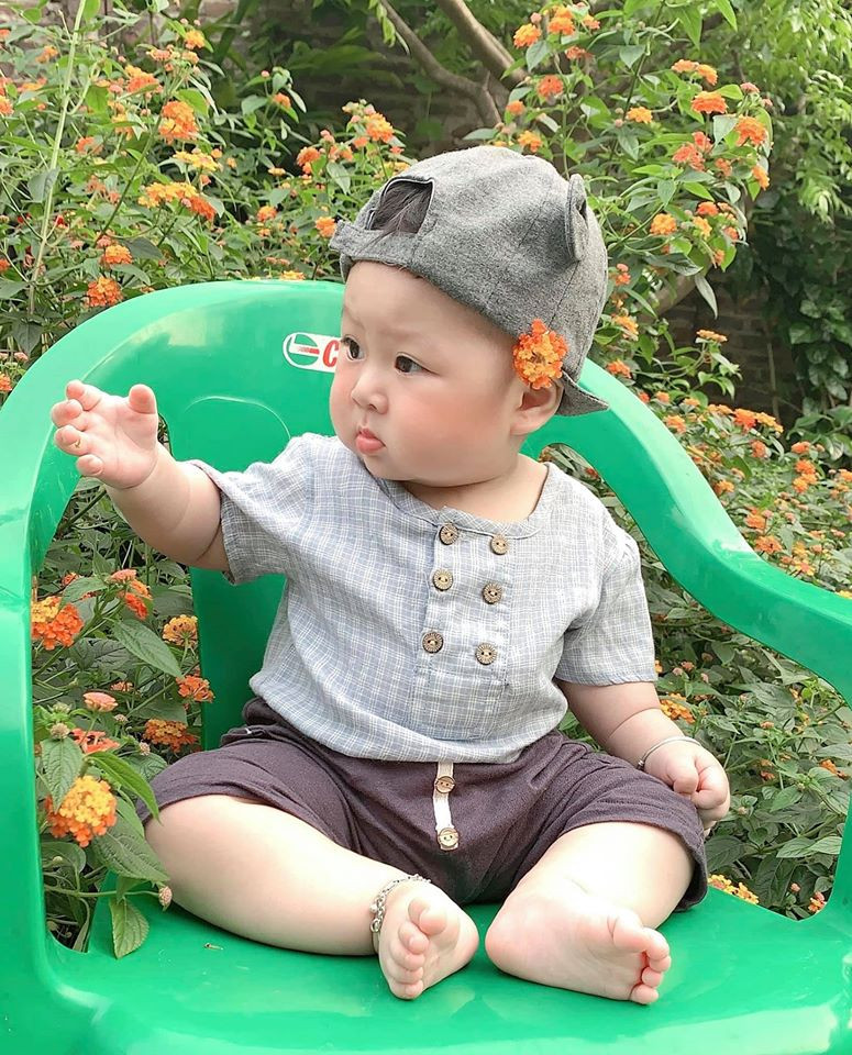 Chị Huyền Trang (Bắc Giang, mẹ của bé Mon) chia sẻ: 'Khoảng tầm từ khi được 6, 7 tháng tuổi là con đã nhận biết được mọi thứ và biết biểu cảm khuôn mặt một cách rõ rệt rồi. Nhờ khuôn mặt bầu bĩnh nên mỗi khi mình cho con ra ngoài thì tất cả mọi người ai cũng khen con dễ thương và đòi bế, ôm con.