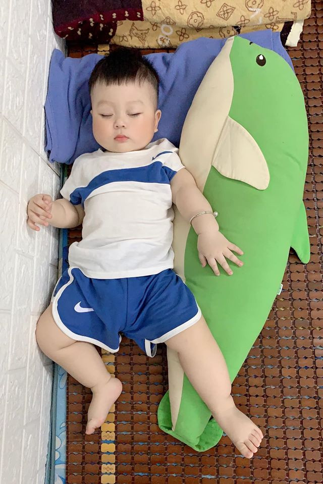 Chỉ mới đăng tải không lâu nhưng những hình ảnh của bé Mon lập tức được dân tình chia sẻ và thả tim 'rần rần'. Nhiều người cho rằng em bé này có nhiều nét giống các em bé Hàn Quốc và những biểu cảm đáng yêu của Mon là quá đủ để mọi người thêm vào bộ sưu tập meme của mình.