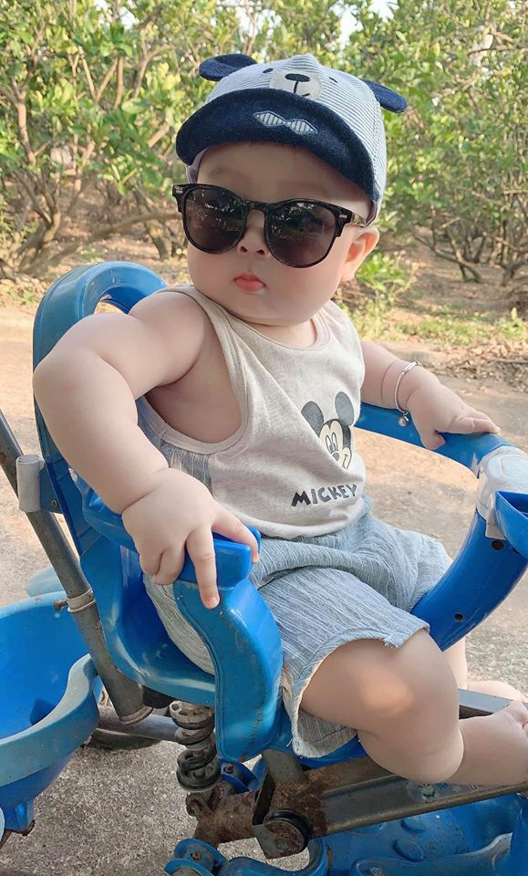 Mon sở hữu làn da trắng như trứng gà bóc, đôi mắt to tròn và một gương mặt bầu bĩnh, cặp má bánh bao khiến người nhìn muốn... gặm một cái.