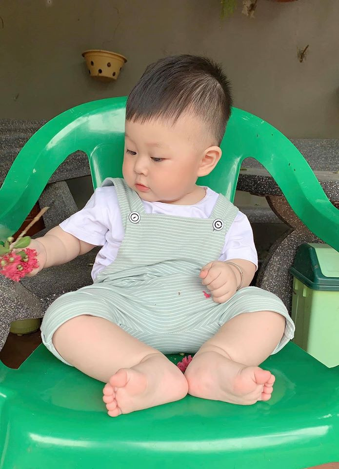 "Mình đăng ảnh lên để các mẹ bỉm sữa cùng khoe con nhỏ với mình, không ngờ lại đươc mọi người quan tâm, yêu mến con đến vậy".