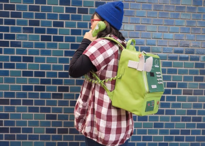 Chiếc "bốt điện thoại" xanh nõn chuối cho những cô gái vừa muốn nổi bật giữa đám đông, vừa ưa "nấu cháo điện thoại". Ảnh: genk.vn.