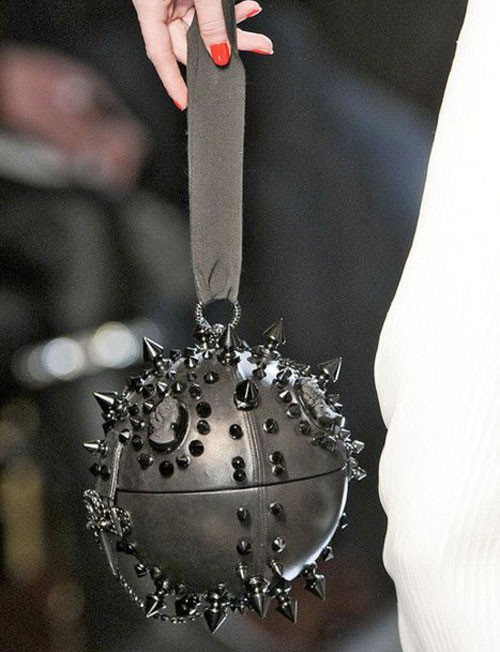 Không chỉ nổi bật, chiếc túi nhỏ xinh này còn là lời cảnh cáo dành cho các yêu râu xanh. Ảnh: Zing.vn.