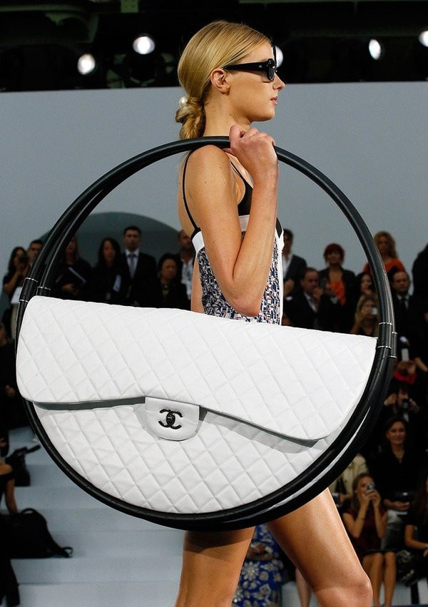 Vẫn biết chiếc túi big size là không thể thiếu, nhưng to thế này thì đúng nghĩa vác túi. Ảnh: genk.vn.