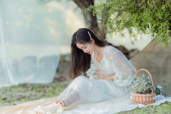 Đặc biệt, khuôn mặt của Ánh Nguyệt khi cười càng giống với Nhã Phương hơn.