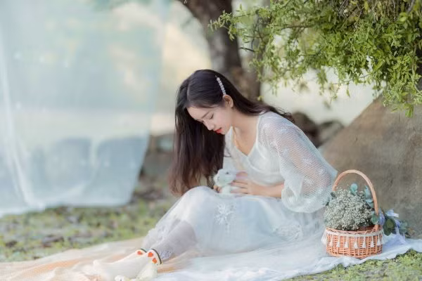 Đặc biệt, khuôn mặt của Ánh Nguyệt khi cười càng giống với Nhã Phương hơn.