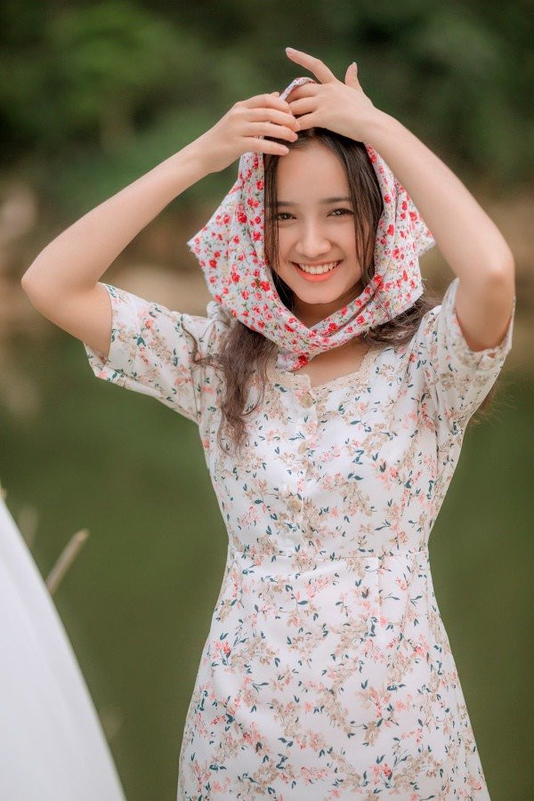 Nữ sinh gốc Bình Định sở hữu nhiều nét trên khuôn mặt giống với bà xã Tường Giang. Từ đôi mắt to tròn, sống mũi cao đầy đặn và chiếc cằm đều giống như bản sao của nhau.