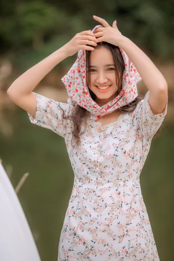 Nữ sinh gốc Bình Định sở hữu nhiều nét trên khuôn mặt giống với bà xã Tường Giang. Từ đôi mắt to tròn, sống mũi cao đầy đặn và chiếc cằm đều giống như bản sao của nhau.