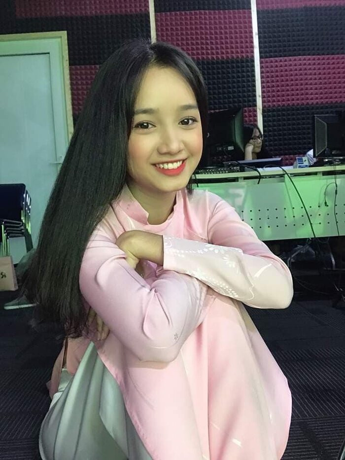 Hình ảnh của cô bạn bắt đầu được chia sẻ rầm rộ trên mạng xã hội khi nhiều người nhận ra cô bạn có nét hao hao giống Nhã Phương, từ ánh mắt, nụ cười y như là bản sao của nữ diễn viên này.