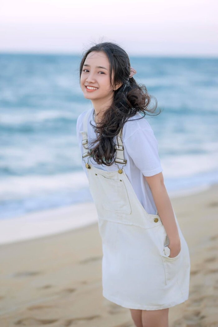 Mới đây, cộng đồng mạng khá bất ngờ với một cô bạn trường Đại học Tôn Đức Thắng lại có khuôn mặt giống y hệt với nữ diễn viên Nhã Phương đến vậy.