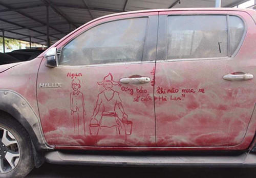 Thay vì "Khi nào tốt nghiệp sẽ cưới Hà Lan", tác giả bức tranh cô gái Hà Lan trên lớp bụi mờ trên xe ô tô hài hước đổi thành "Khi nào mua xe mới cưới Hà Lan" khiến fan cứng của "Mắt biếc" giận tím người. Nhưng suy đi tính lại cũng thấy đúng, Dũng mới có xe mô tô thôi chứ đã có ô tô đâu?