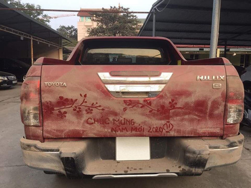 Trang trí xe sương sương đón năm mới. Ai cũng thế này chắc hàng rửa xe dẹp tiệm sớm.