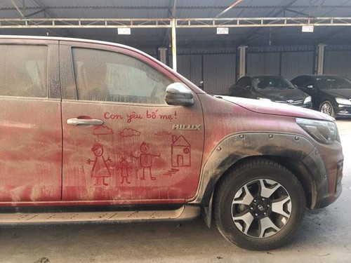 Bức tranh cực ngây thơ lại là cách thể hiện tình cảm của trẻ con tới bố mẹ.