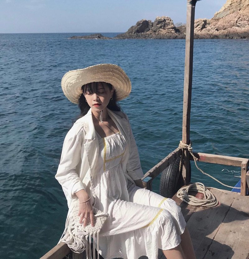 Hai tông màu be, trắng được Trà Giang chọn làm màu chủ đạo trong những ngày hè vừa qua, tạo hiệu ứng "làm mát" mắt nhìn.