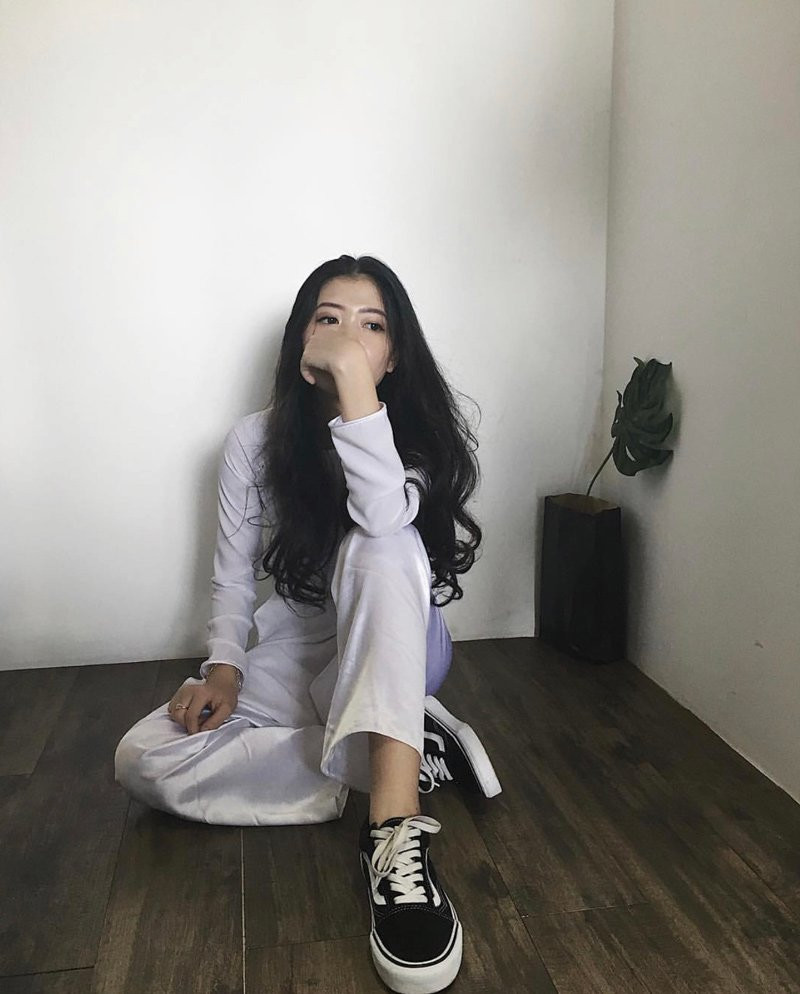 Ngoài ra, Trà Giang cũng thường "nhấn nhá" cho bộ áo dài truyền thống với đôi giày sneaker năng động. Tưởng không liên quan nhưng 2 món đồ này được cô nàng mix lên xinh xắn.