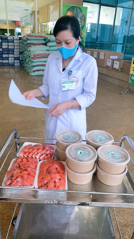 "Ý tưởng mình bột phát nghĩ ra thôi, không hề có kế hoạch từ trước. Hôm qua là lần đầu tiên mình nấu, 5h sáng ra chợ đầu mối mua 100kg tôm, chuối, ốc, đậu, đêm trước đó đã nhờ bạn bè mỗi người cắm giúp 1 nồi cơm, sau đó mình tự chế biến rồi có thêm vài người phụ gói đồ, xong xuôi mình tự lái xe chở đến bệnh viện" - Chị Thủy cho biết.