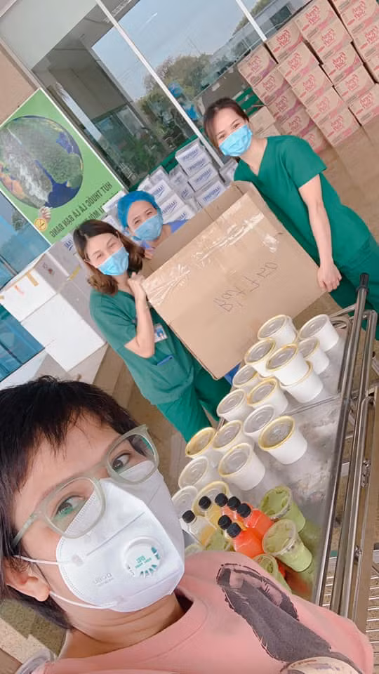 Không chỉ có cơm, thịt, rau bình thường, chị Thủy còn mang cả nước ép, hoa quả tráng miệng cực kỳ đầy đủ để gửi đến các bác sĩ ở tuyến đầu chống dịch.