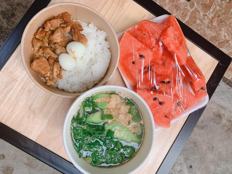 Trên trang cá nhân của mình, chị Thủy cũng nhấn mạnh, hành động này của chị không phải để câu view, tạo tên tuổi mà nó đến từ tận tâm chị khi chứng kiến sự vất vả của các y, bác sĩ chiến đấu chống dịch Covid-19 thời gian qua.