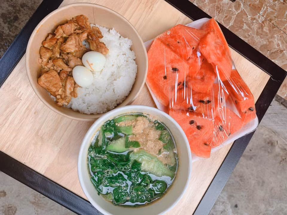 Trên trang cá nhân của mình, chị Thủy cũng nhấn mạnh, hành động này của chị không phải để câu view, tạo tên tuổi mà nó đến từ tận tâm chị khi chứng kiến sự vất vả của các y, bác sĩ chiến đấu chống dịch Covid-19 thời gian qua.