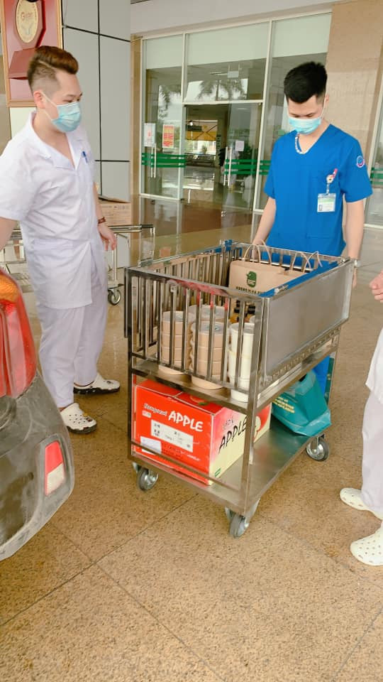 Nhân viên y tế của bệnh viện ra tận nơi nhận món quà có thể giá trị chưa cao nhưng lại mang ý nghĩa tinh thần vô cùng to lớn của người dân gửi tặng. Chắc chắn nhìn những hộp thức ăn, nước uống được nấu nướng tỉ mỉ này, ai cũng cảm thấy ấm lòng.