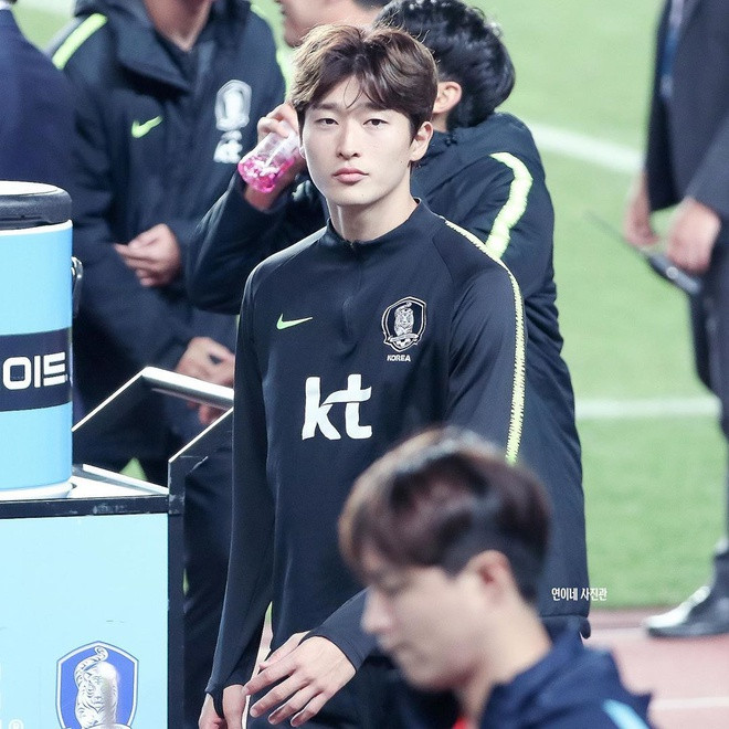 Nam cầu thủ được khen ngợi bởi khuôn mặt đậm nét trai Hàn với mắt một mí, sống mũi cao, nhỏ, nước da trắng bóc dù hay phải vất vả luyện tập dưới nắng cùng mái tóc xoăn vàng như các nam thần tượng âm nhạc của giới trẻ. Cho Kyu-seong và Jeong Seung-won là hai cầu thủ sở hữu nhiều fan nữ nhất đội hình U23 Hàn Quốc tham dự VCK U23 Châu Á.