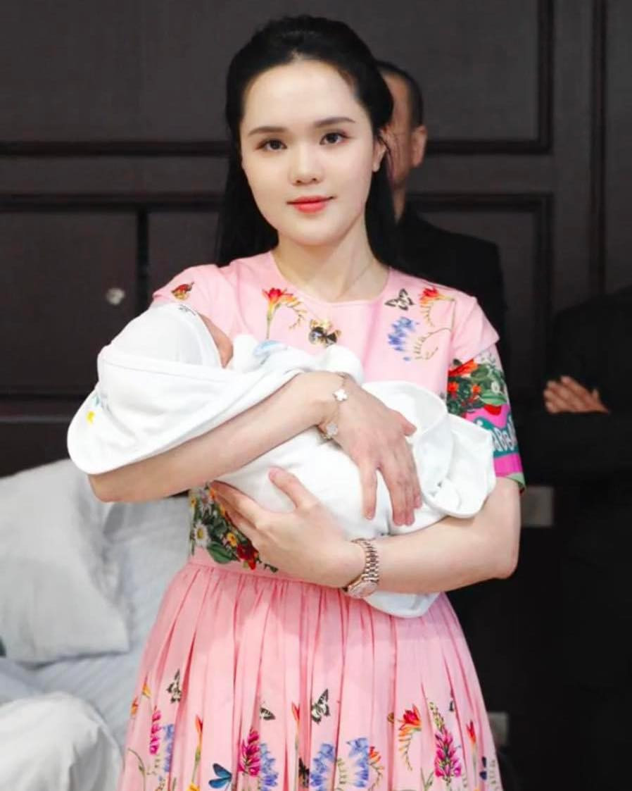 Kết hợp cùng gương mặt cực kì nghiêm túc, trông cô như nữ tổng tài bá đạo trong phim truyền hình.