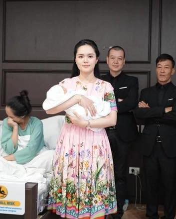 Cả nhóm bước vào bệnh viện khiến mọi người đều chú ý.