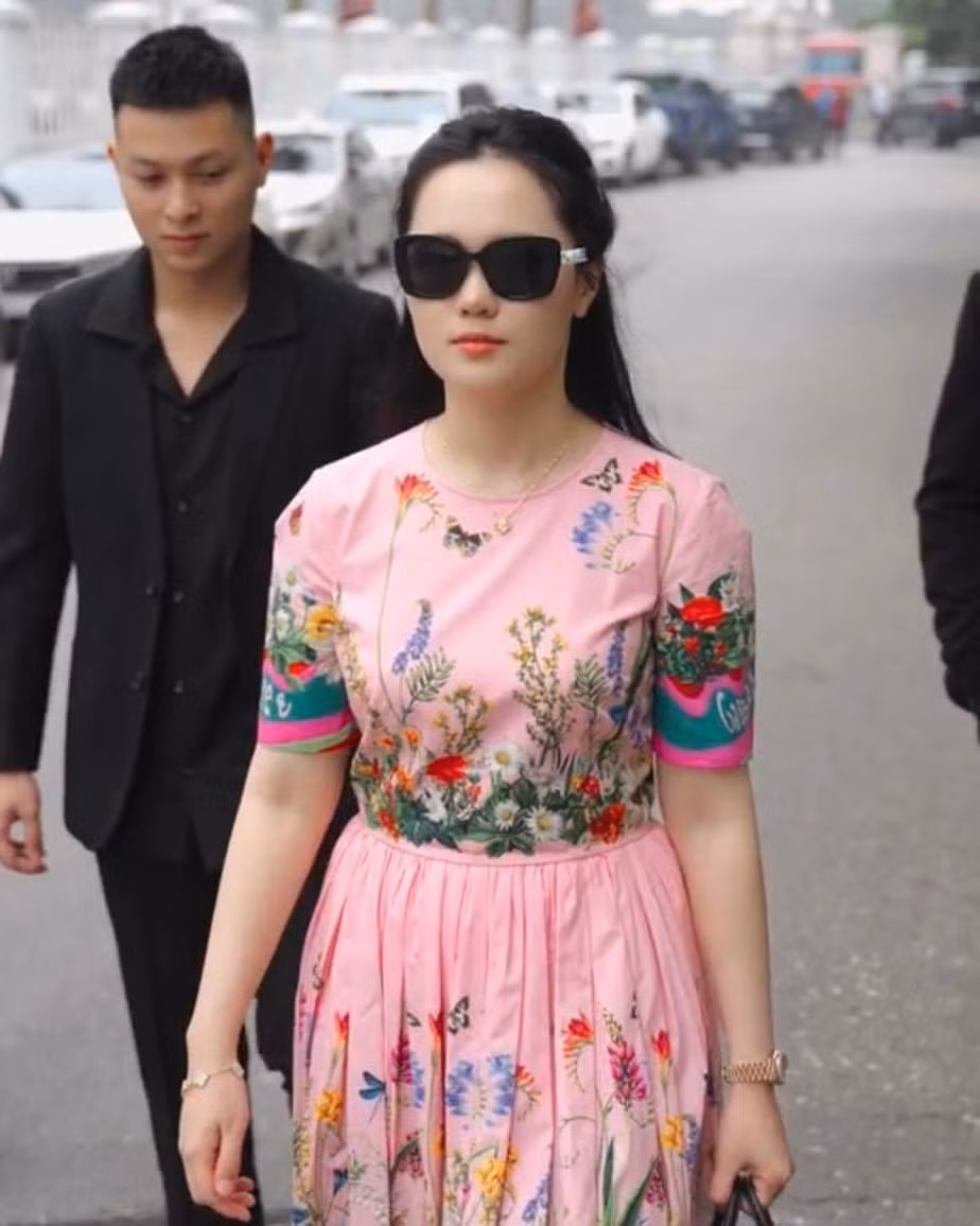 Tạo hình này của bà xã Duy Mạnh khiến gia đình cô bất ngờ. Mẹ của Quỳnh Anh vừa bế cháu gái mới sinh vừa ngước lên nhìn con gái thứ hai với biểu cảm đầy khó hiểu.