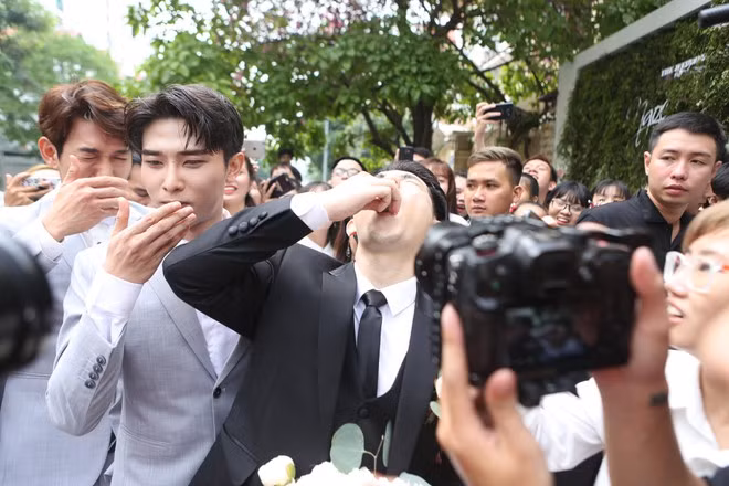 Ăn chanh và cõng nhau là hai thử thách được đặt ra, mặc dù liên tục nhăn mặt, nhíu mày nhưng Ông Cao Thắng và dàn phù rể vẫn cố gắng vượt qua để đón vợ về dinh.