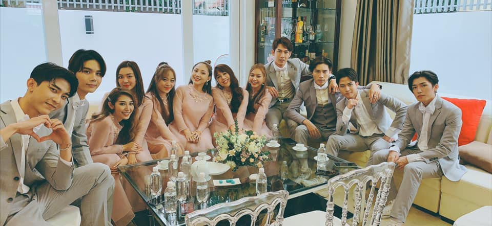 Sau thử thách khó nhằn, đoàn nhà trai cuối cùng cũng có "tấm vé thông hành" qua cửa nhà gái. Hai họ gặp gỡ, làm lễ để cặp đôi chính thức nên vợ chồng.