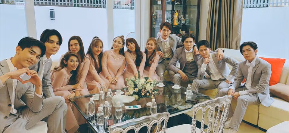 Sau thử thách khó nhằn, đoàn nhà trai cuối cùng cũng có "tấm vé thông hành" qua cửa nhà gái. Hai họ gặp gỡ, làm lễ để cặp đôi chính thức nên vợ chồng.