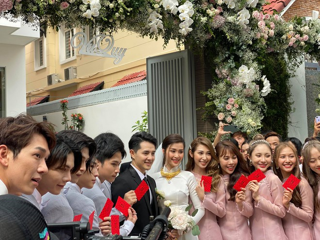 Trải qua 10 năm yêu nhau không ít sóng gió, ăn chanh là "cửa ải" cuối cùng mà Đông Nhi dành cho Ông Cao Thắng trước khi chính thức theo chàng về dinh.