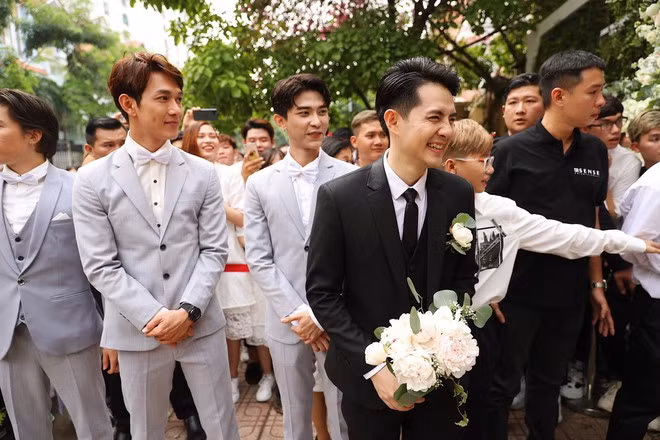 Trước khi được bước vào cửa nhà Đông Nhi, chú rể và đội phù rể "cực phẩm" bắt buộc phải vượt qua những thử thách mà nhà gái đặt ra mới có thể đón cô dâu về.