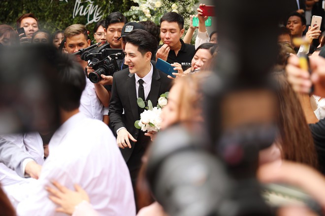 Màn thử thách trong đám cưới Đông Nhi và Ông Cao Thắng cực lạ này khiến cộng đồng mạng vô cùng thích thú. Thay vì thách rượu, thách tiền cưới, cặp đôi Đông Nhi - Ông Cao Thắng nghĩ ra những thử thách rất văn minh, vui vẻ lại không làm ảnh hưởng đến không khí của tiệc cưới.