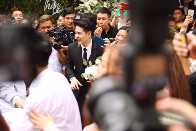 Màn thử thách trong đám cưới Đông Nhi và Ông Cao Thắng cực lạ này khiến cộng đồng mạng vô cùng thích thú. Thay vì thách rượu, thách tiền cưới, cặp đôi Đông Nhi - Ông Cao Thắng nghĩ ra những thử thách rất văn minh, vui vẻ lại không làm ảnh hưởng đến không khí của tiệc cưới.