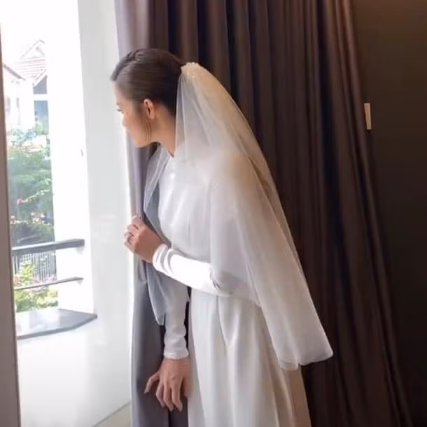 "Hay thật. Cho thêm trái ớt, ít mướp đắng và ăn thêm đường là chú rể phải nếm trải hết đắng, cay, ngọt bùi của cuộc đời trước khi lấy vợ rồi" - Facebooker có tên T.L bình luận. Đồng quan điểm, người dùng T.L nói: "Văn minh, lịch sự hơn cái trò thách chú rể uống 1 bàn rượu, vừa mất không khí tiệc vui lại vừa hại sức khoẻ. Chưa kể chú rể mà say mèm thì ngày trọng đại của cả đời người đi đứt luôn. Ủng hộ thử thách kiểu này".