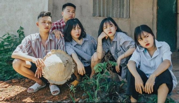 Dựa trên nguồn cảm hứng được lấy từ nhóm hài nổi tiếng 1977 Vlog, hình ảnh, câu thoại lồng ghép trong bộ ảnh đưa người xem trở về với thời xưa cho chúng ta gặp lại những nhân vật quen thuộc trong các tác phẩm văn học.