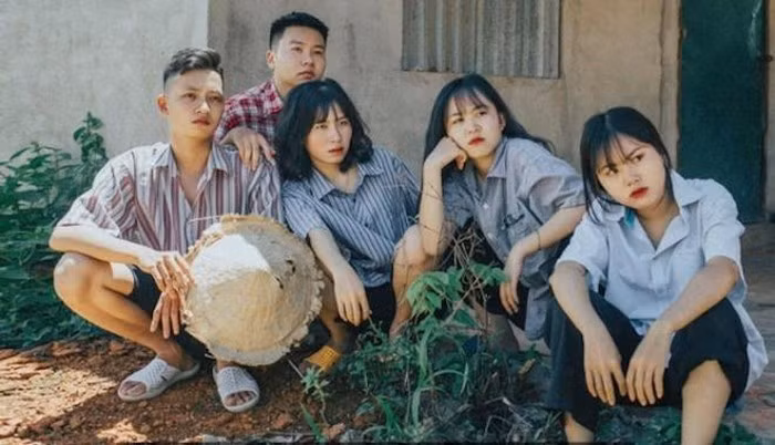 Dựa trên nguồn cảm hứng được lấy từ nhóm hài nổi tiếng 1977 Vlog, hình ảnh, câu thoại lồng ghép trong bộ ảnh đưa người xem trở về với thời xưa cho chúng ta gặp lại những nhân vật quen thuộc trong các tác phẩm văn học.