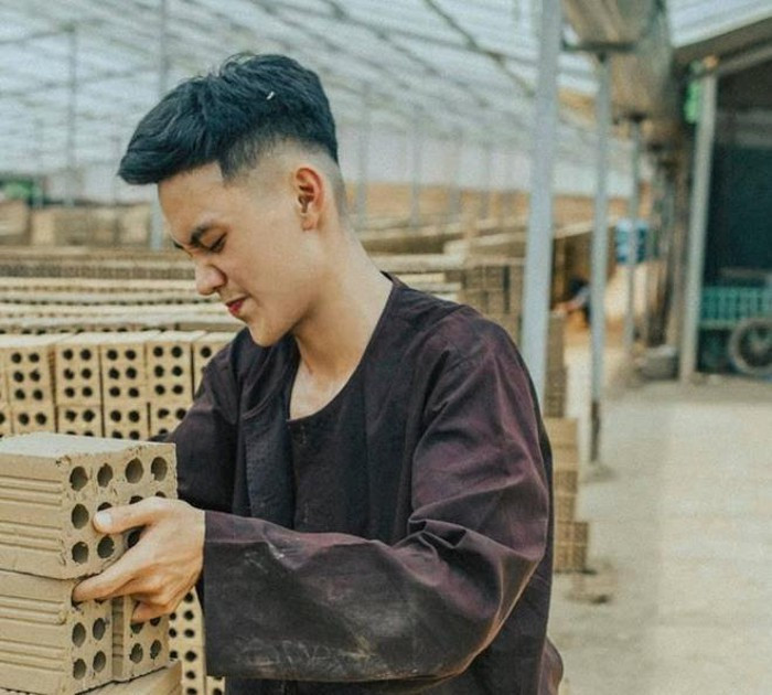 Đại diện lớp cho biết chi phí đầu tư cho bộ ảnh của lớp tổng cộng hơn 20 triệu đồng. Các thành viên rất bất ngờ khi bộ ảnh này nhận được nhiều lời khen từ cộng đồng mạng.