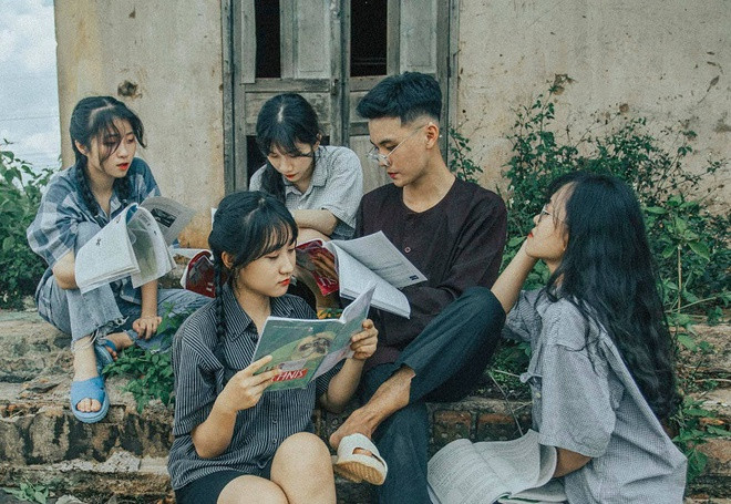 Không quá cầu kỳ đầu tư cho trang phục, địa điểm,...nhưng với ý tưởng độc đáo, cũng như diễn xuất cực kì nhập vai của các bạn học sinh đã giúp cho bộ ảnh thành công vượt ngoài mong đợi.