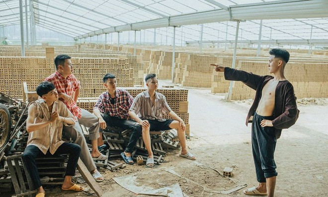 Cả lớp cùng lên ý tưởng, góp ý, chọn lọc từ cách chọn địa điểm là lò gạch cũ, ngôi nhà hoang hay trang phục, kiểu tóc...sao cho phù hợp nhất với từng nhân vật.