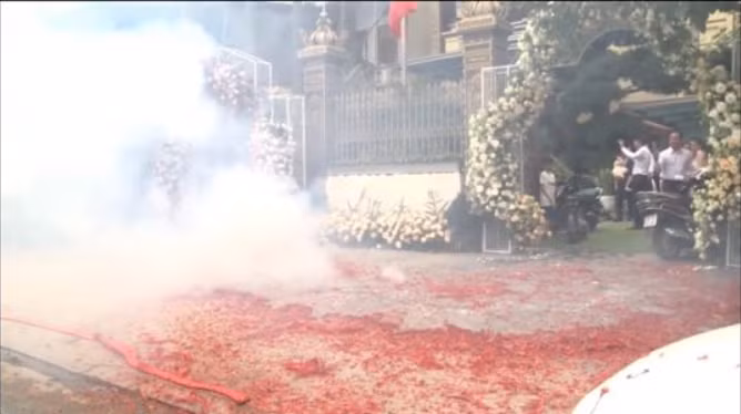 Video: Dam cuoi dot phao tung bung mac lenh cam gay xon xao dan mang-Hinh-2