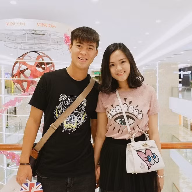 Duy Mạnh và vợ quen nhau lần đầu tiên vào năm 2015 và chính thức hẹn hò sau đó 1 năm. Quỳnh Anh cho biết cô ấn tượng với nước da trắng và hành động nhường ghế cực kỳ ga-lăng của nam cầu thủ.