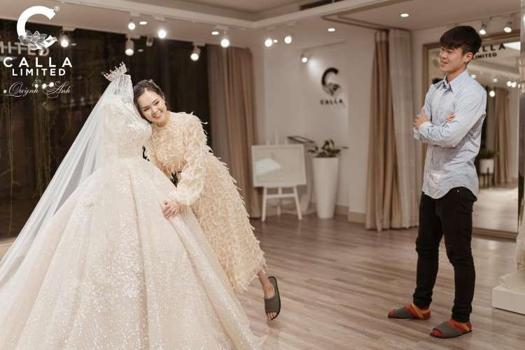 Trước đó, Duy Mạnh và Quỳnh Anh đã đi thử váy cưới. Bộ váy được "công chúa béo" lựa chọn có phần đuôi bồng to, lấp lánh, rất hợp với biệt danh của cô nàng.