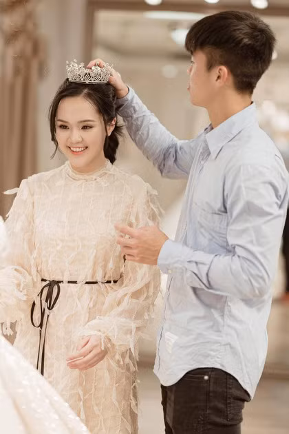 Được biết, váy cưới của Quỳnh Anh được đặt làm riêng tại một tiệm váy nổi tiếng tại Hà Nội.